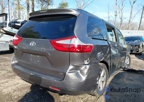 2015 Toyota Sienna Le 8 Passenger z USA, uszkodzony, nr VIN 5TDKK3DC3FS628763